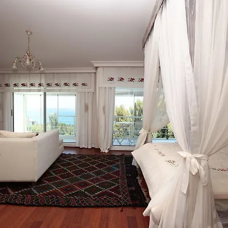 Alti Butik B&B Çeşme